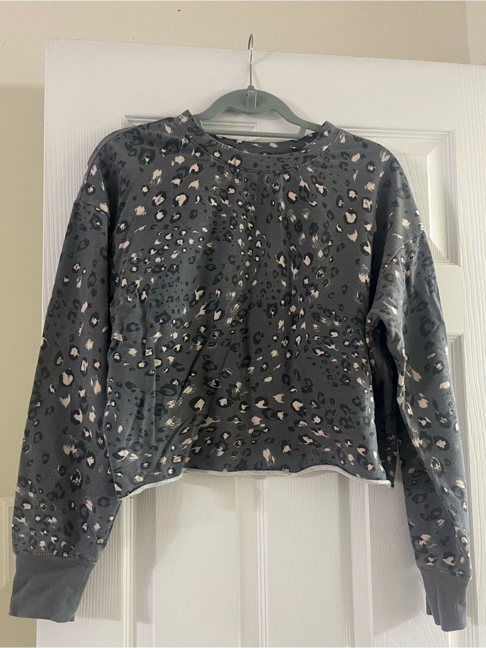 Zella Dark Gray Leopard-Print Cropped Crewneck with Pink Accents